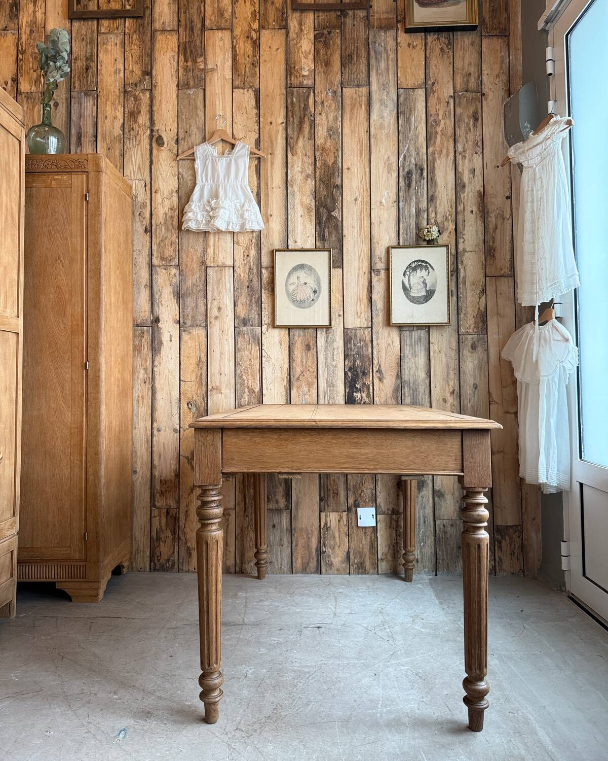 Large desk with turned legs in solid oak (renovated)