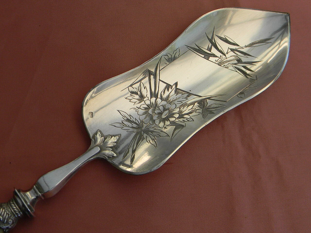 Pie shovel in silver metal