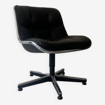 Fauteuil de bureau en cuir noir et accoudoir par Charles Pollock pour Knoll International