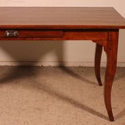 Louis XV table in oak, late 18th century.