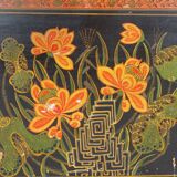 Coffre en bois ancien avec illustrations de fleurs de lotus (Chine, vers 1900)