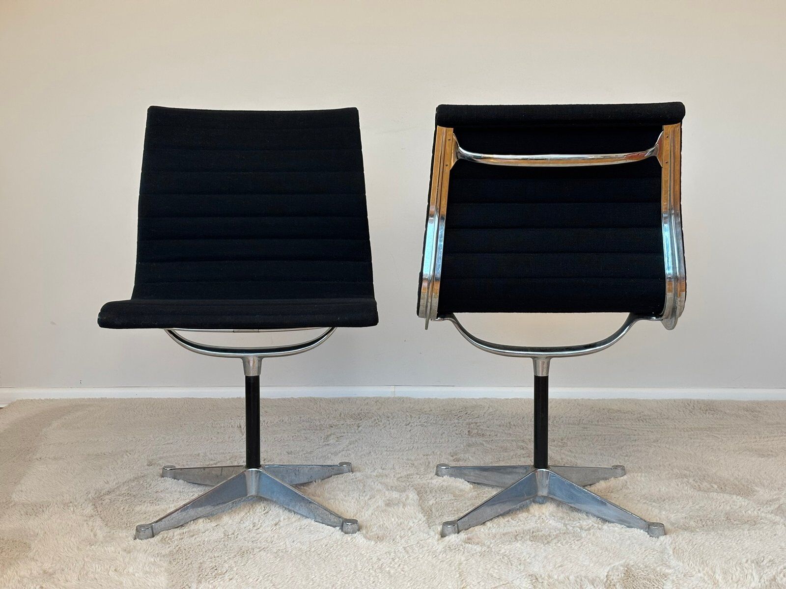 Model EA 105 aluminium chairs by Eames for Herman Miller, 1970s, set of 2