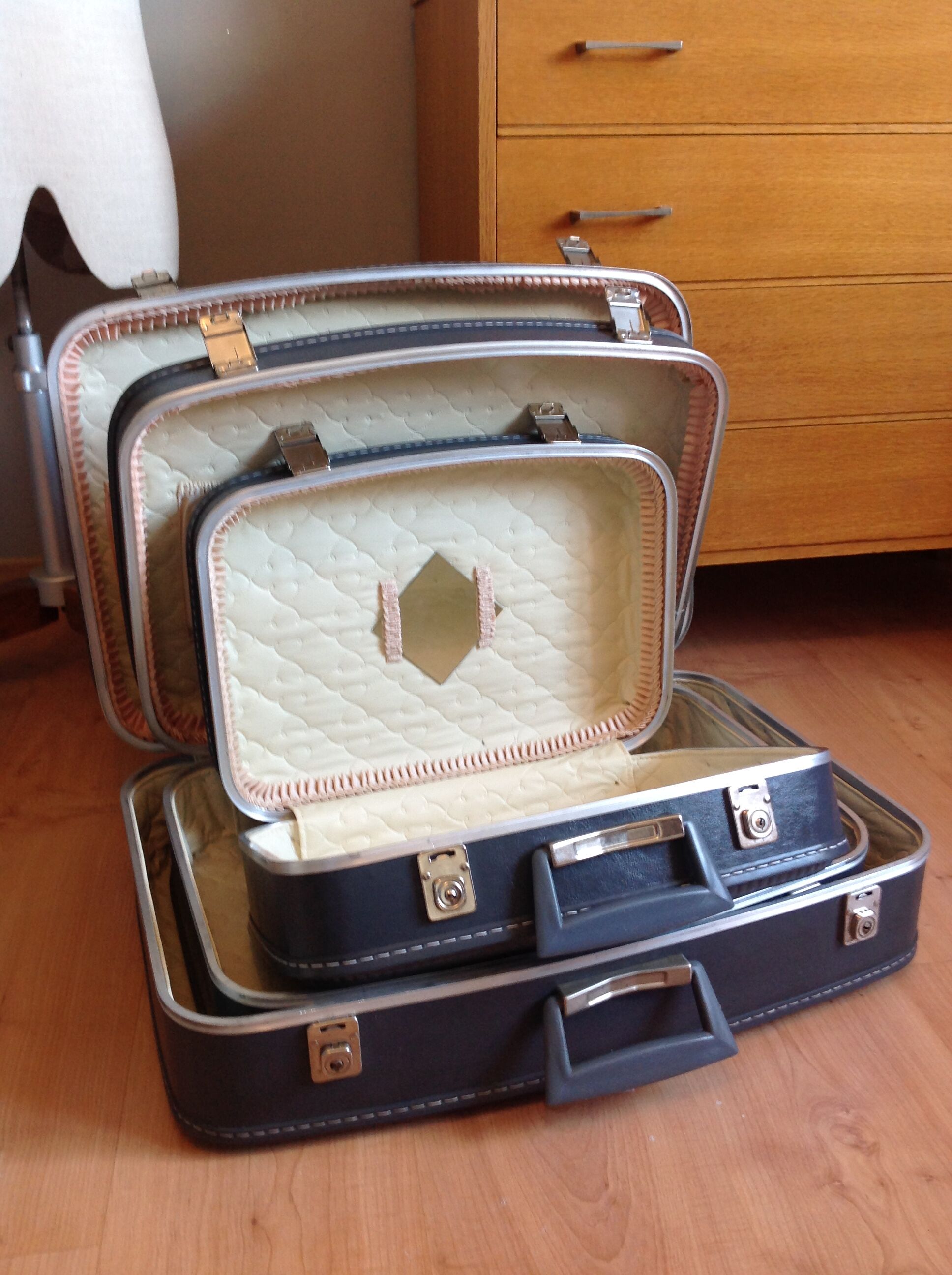 Set of three grey air hostess suitcases / vintage 60s-70s