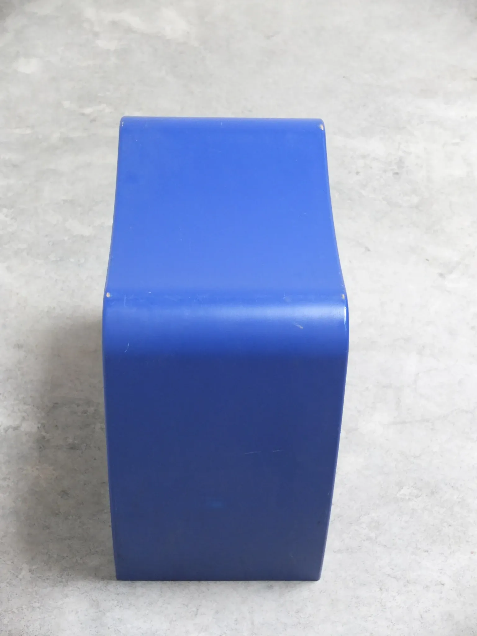 Tabouret bleu 'M' par Jørgen Møller pour Askman, années 1990.