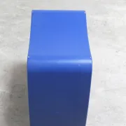Tabouret bleu 'M' par Jørgen Møller pour Askman, années 1990.
