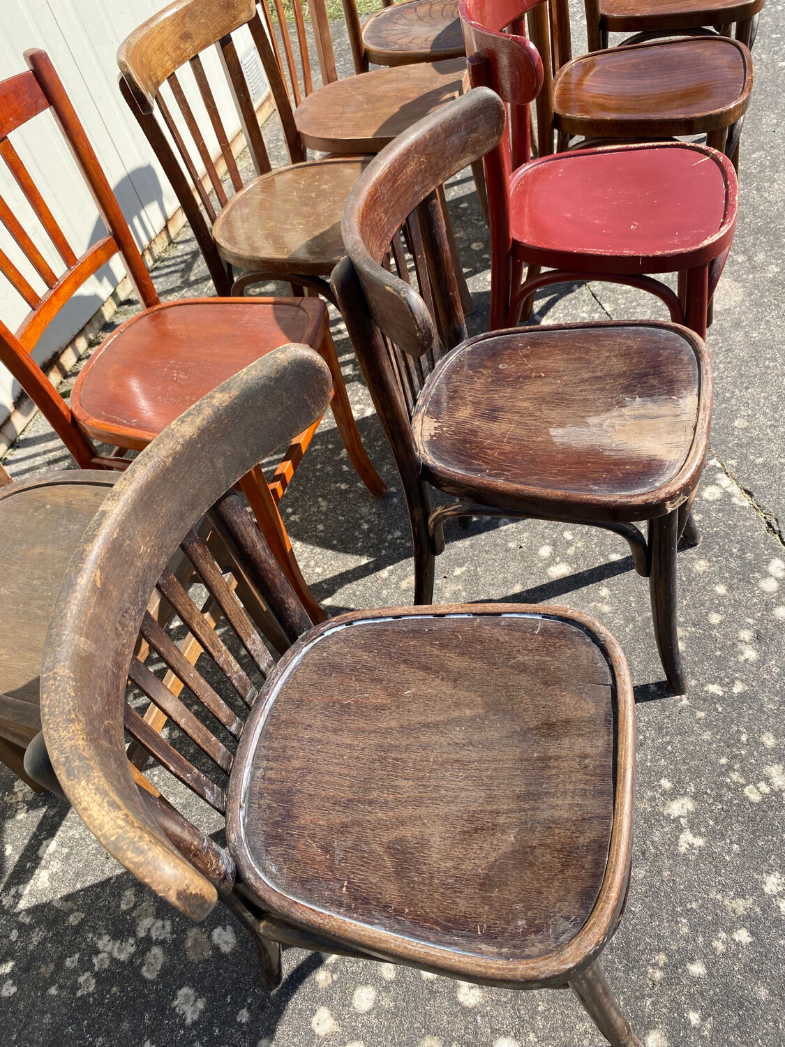 Draper table and its 10 chairs