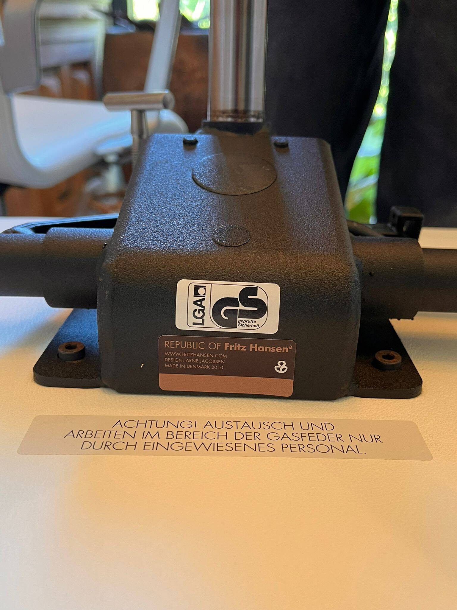 Oxford armchair Arne Jacobsen Fritz Hansen white leather swivel