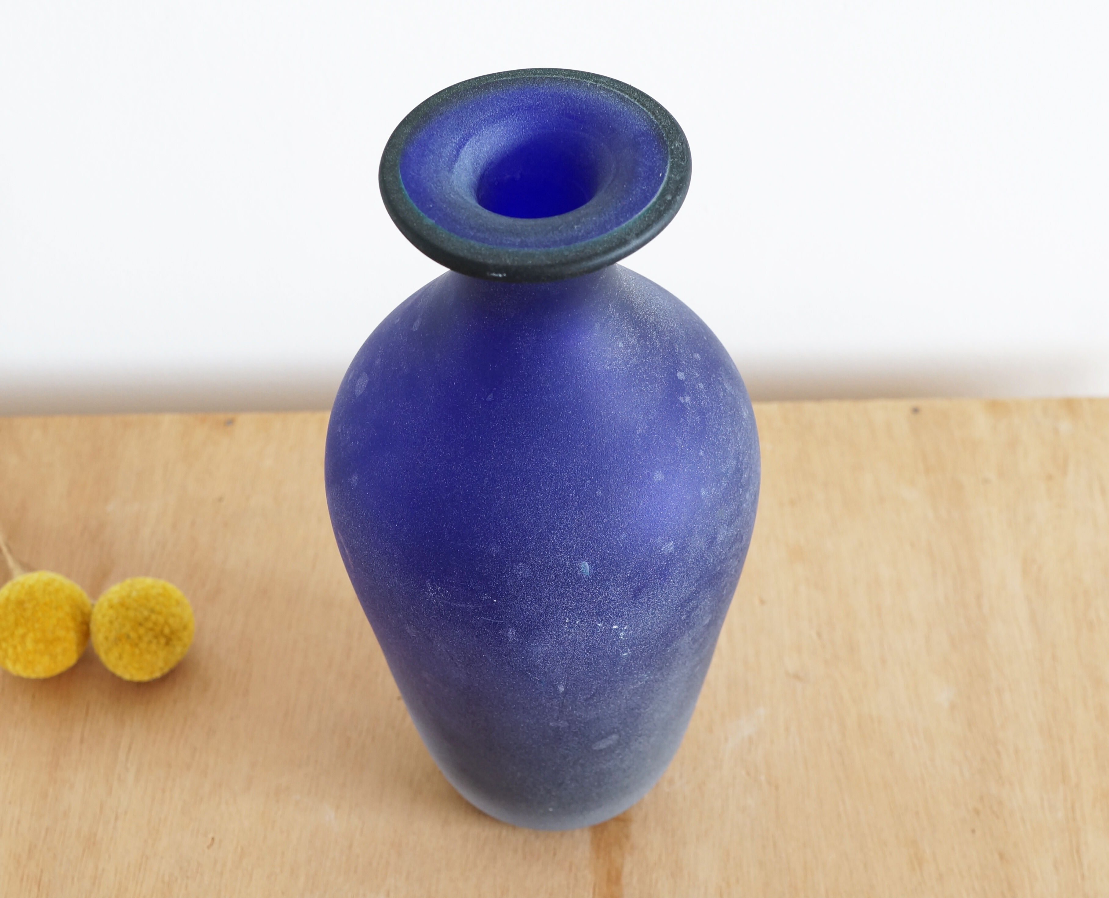 Vase in dark blue glass paste