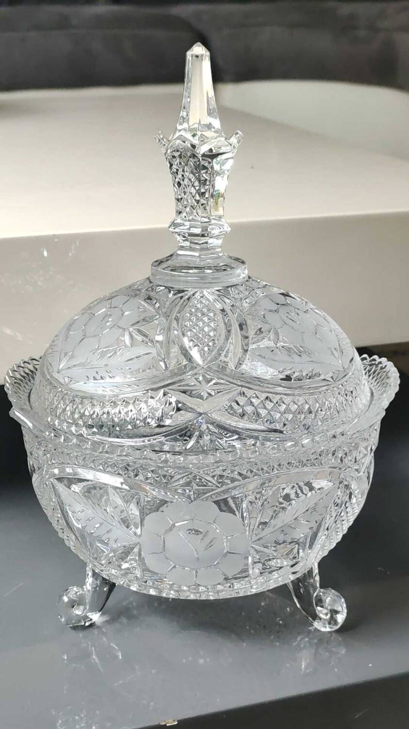 Large Bonbonniere/Drageoir in Bohemian crystal. Frosted floral motifs, diamond tip. Boho chic