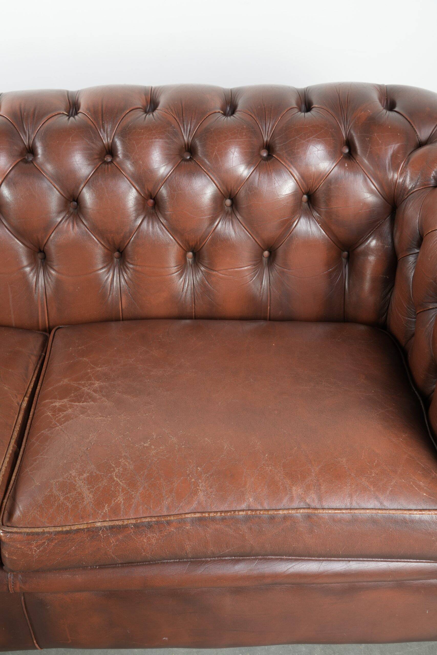 Canapé chesterfield 2,5 places en cuir de vachette vintage au look robuste