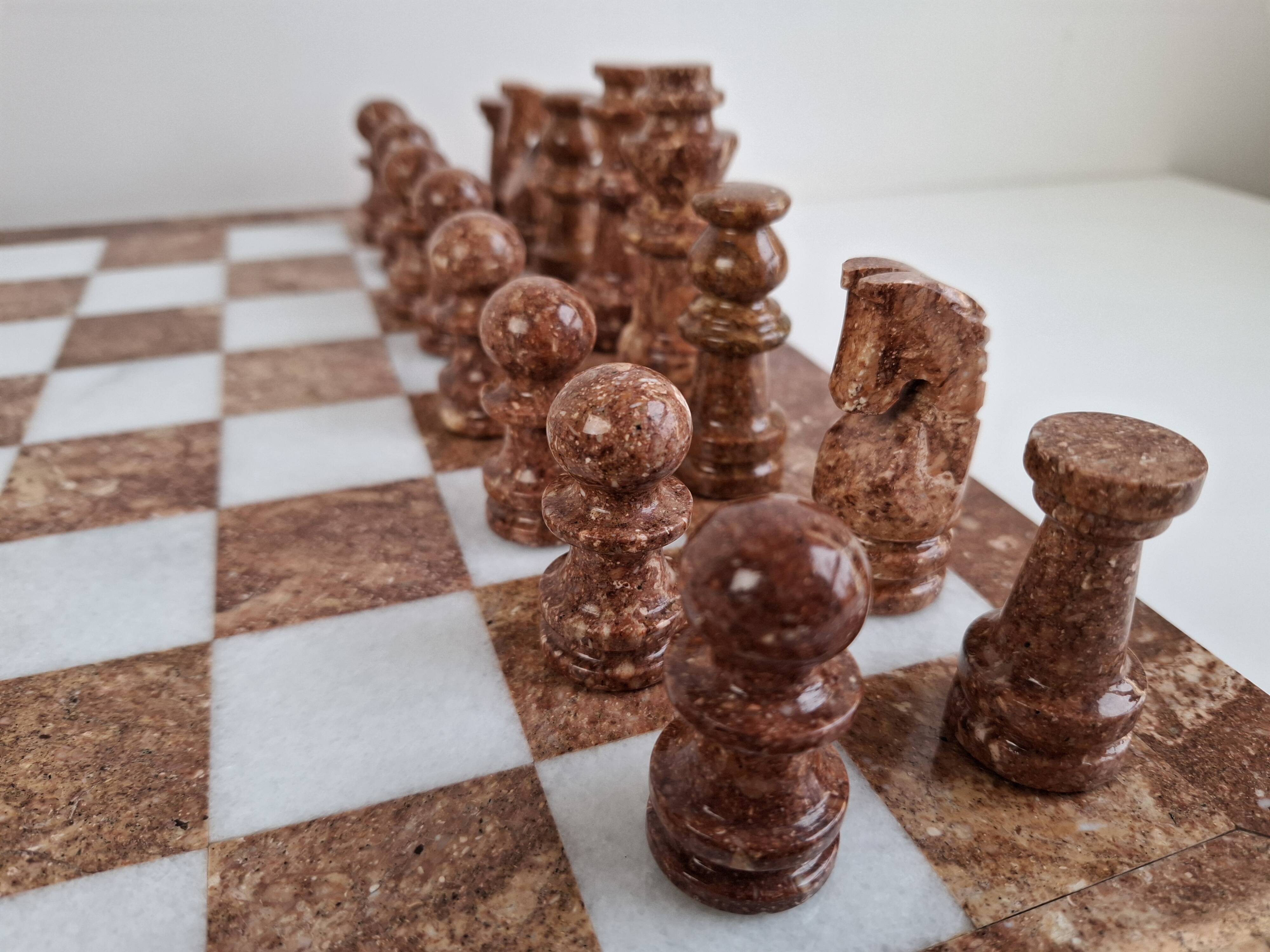 Ensemble d’échecs en marbre allemand vintage, échiquier moderne en pierre du milieu du siècle, 1970