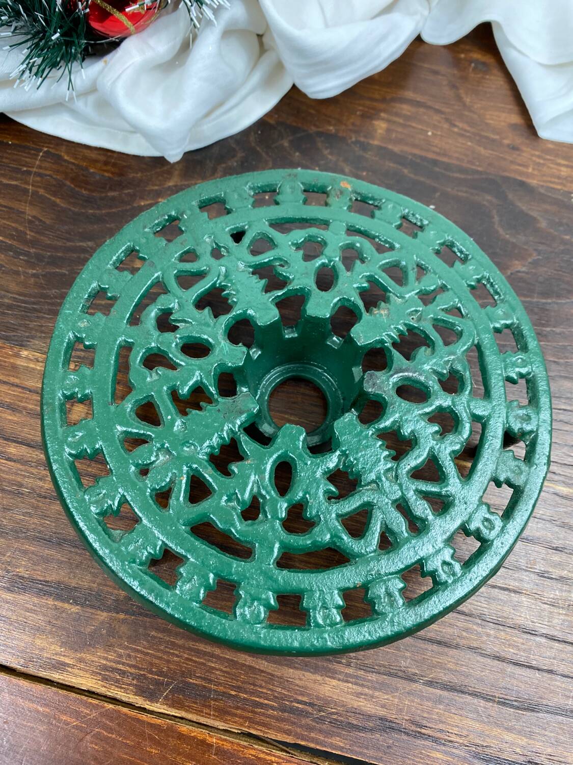 Cast iron trivet with warming system