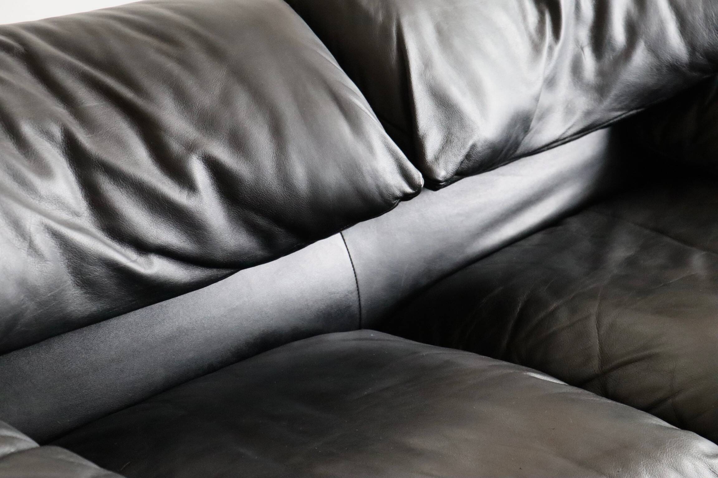 Cassina Maralunga Two Seater Sofa In Black Leather By Vico Magistretti 1970