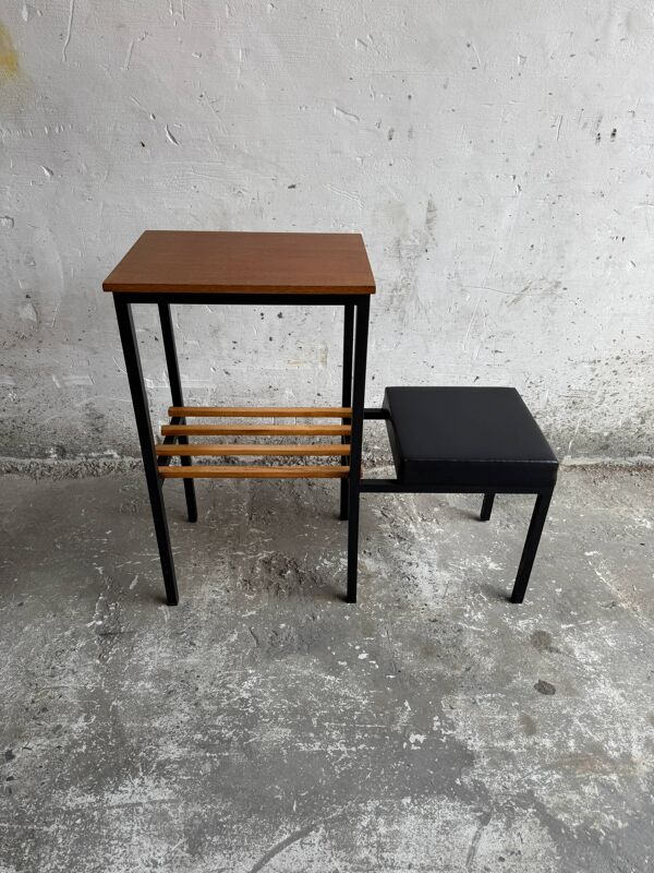 Table d'appoint en teck et métal noir de style Mid-Century, avec porte-revues en lattes de bois et assise en vinyle