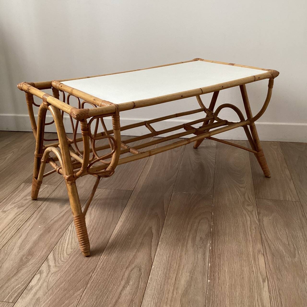 Tabler basse en rotin avec porte-revues