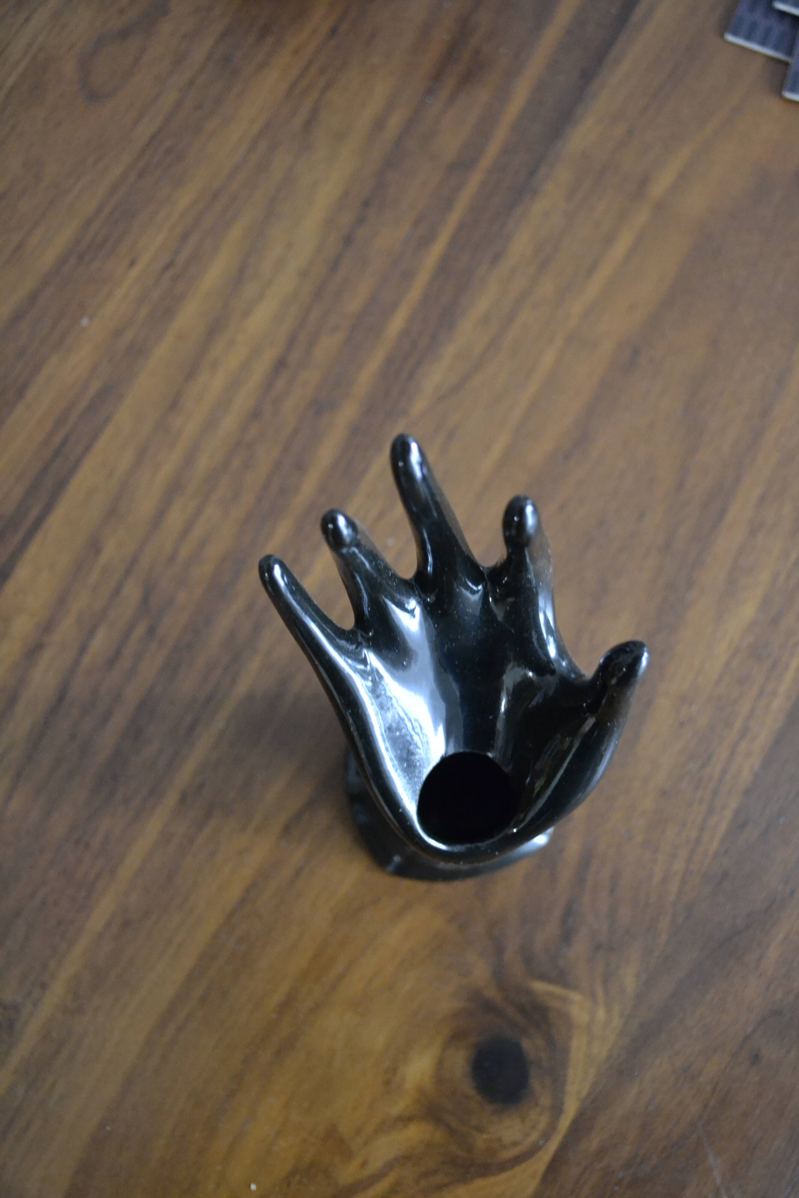 Hand black ring soliflore