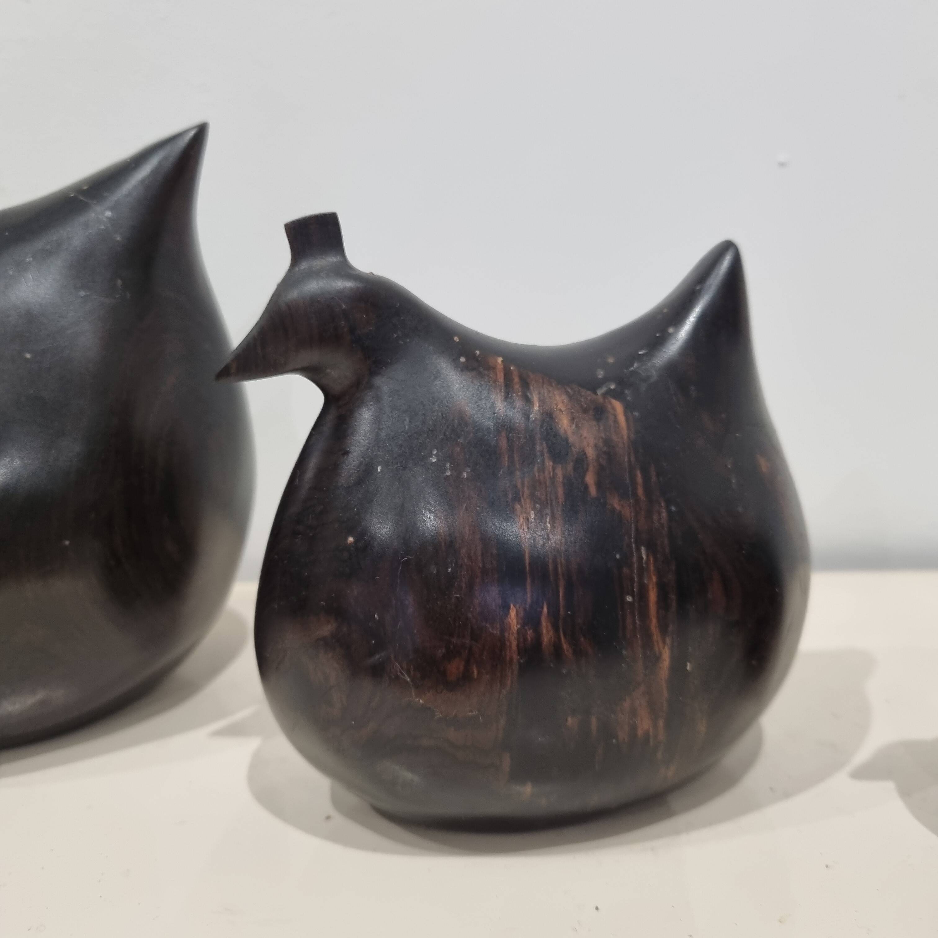 Trio de sculptures poules en ébène