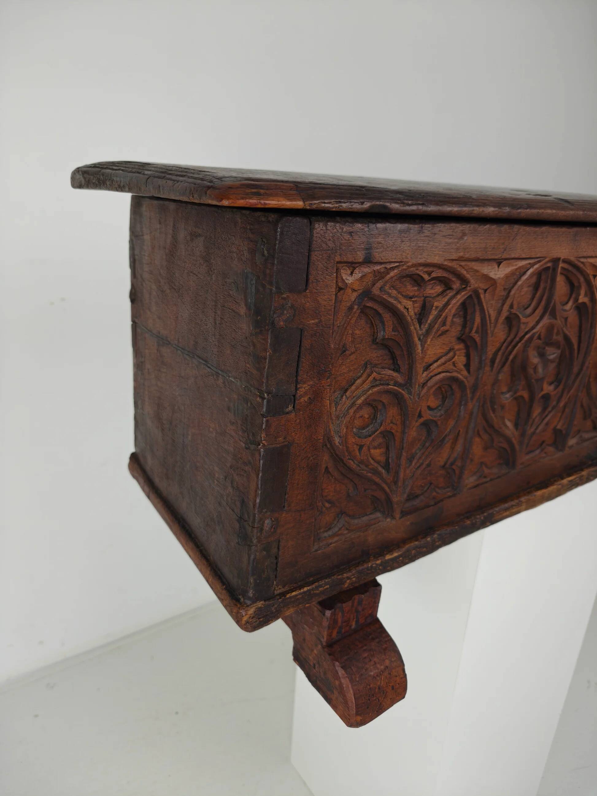 Gothic Spanish chest – 16th late/17th early century