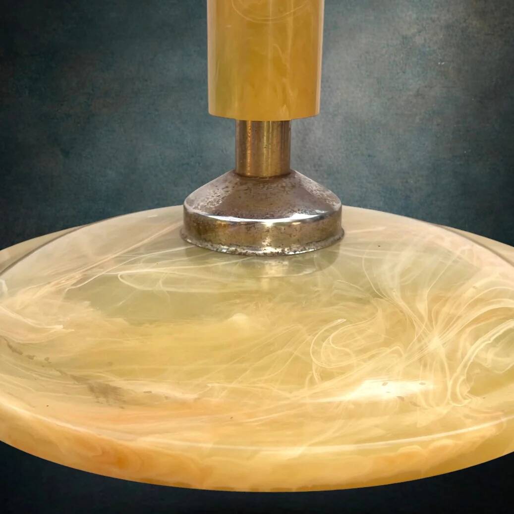 Ancienne table d’appoint en résine effet marbre jaune et métal patiné années 70