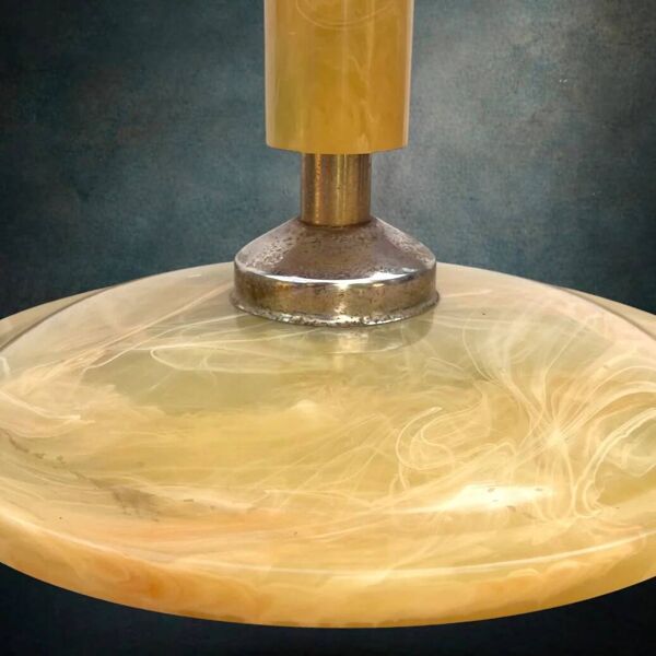 Ancienne table d’appoint en résine effet marbre jaune et métal patiné années 70