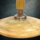 Ancienne table d’appoint en résine effet marbre jaune et métal patiné années 70