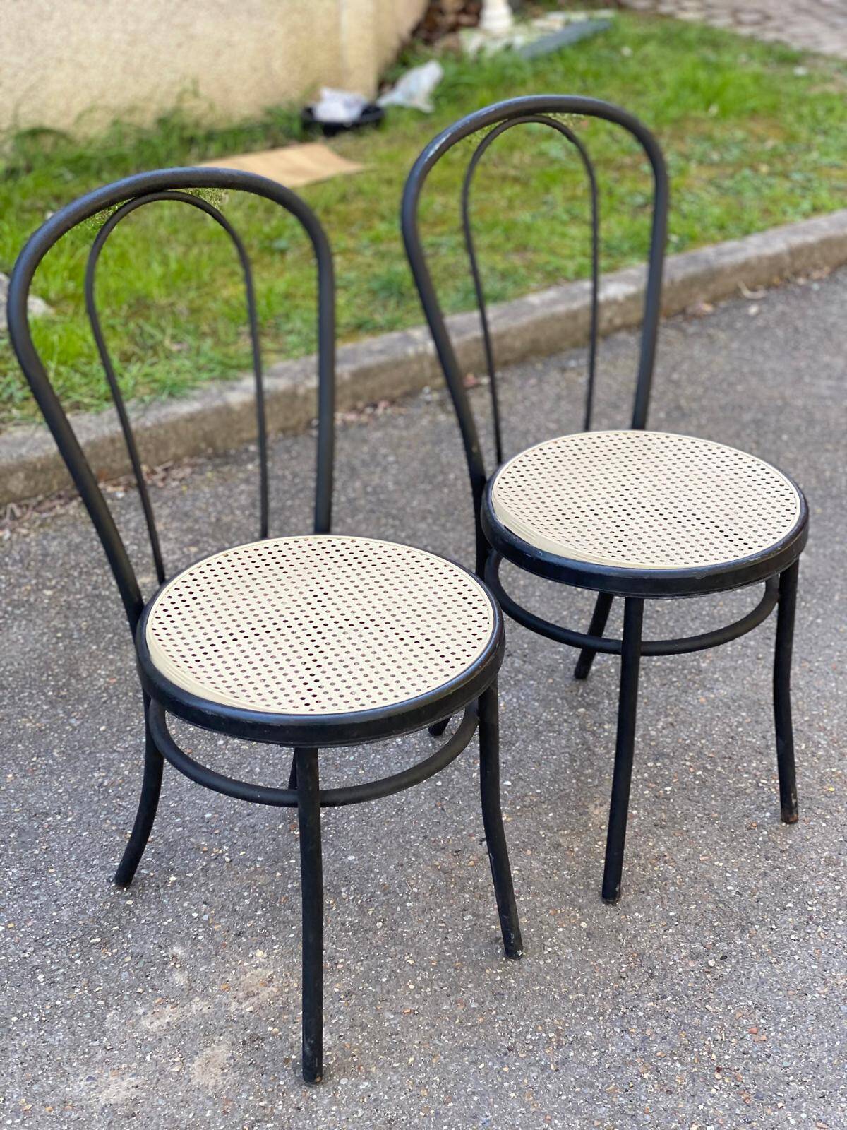 Paire de chaises de bistrot en acier noir et cannage plastique