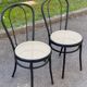 Paire de chaises de bistrot en acier noir et cannage plastique