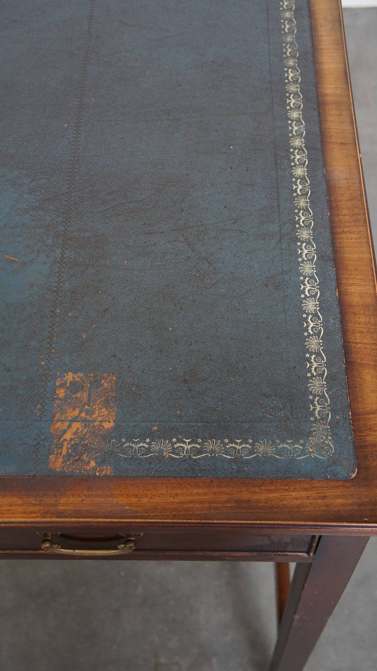 Bureau et chaise de bureau Chesterfield en cuir de vachette bleu