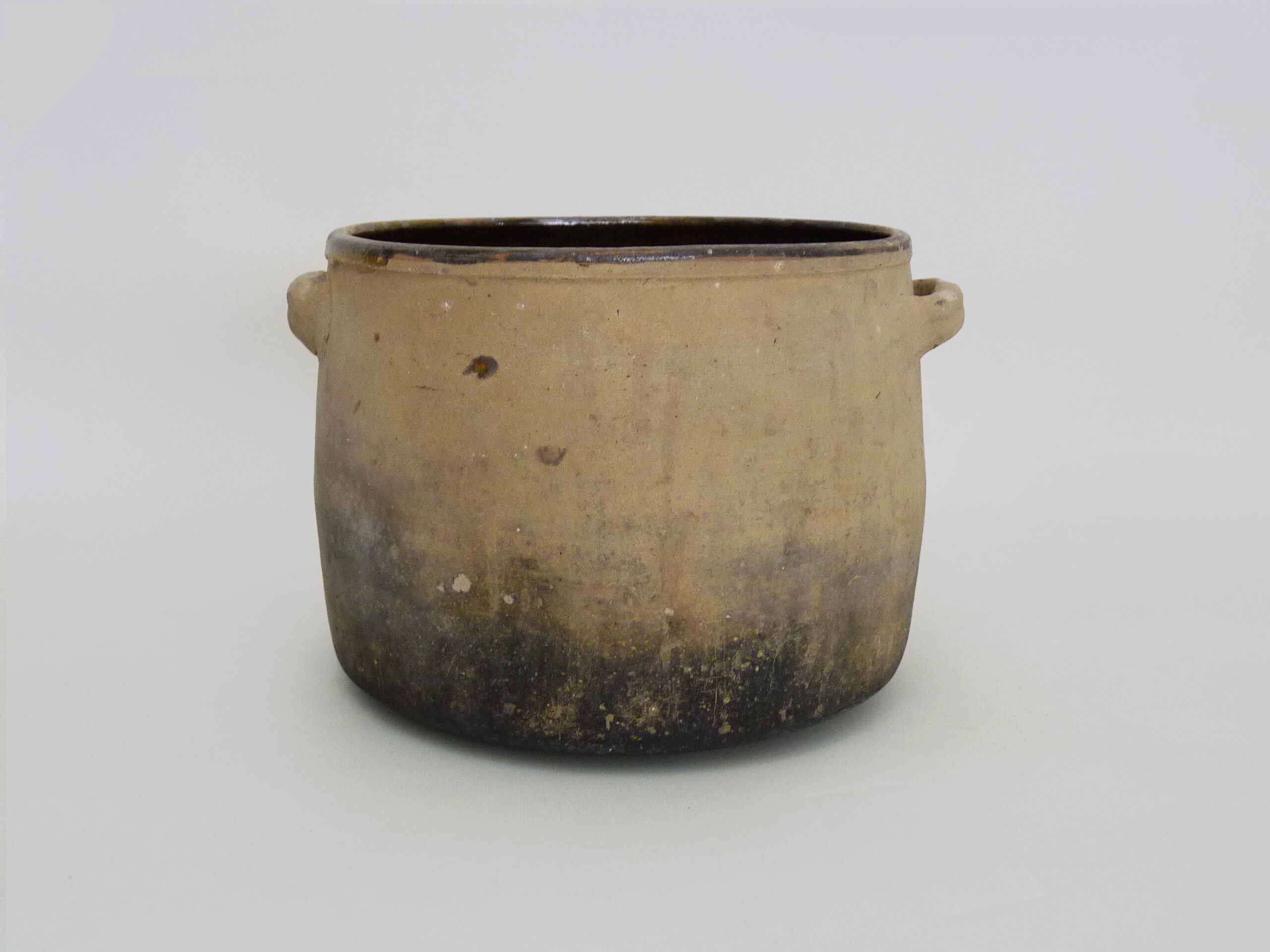 Cooking pot, terracotta pot cover, glazed interior. Year 50