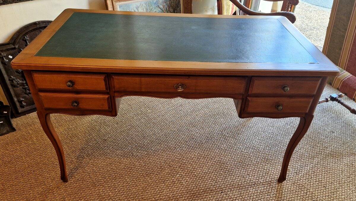 Cherry wood desk in Louis XV style