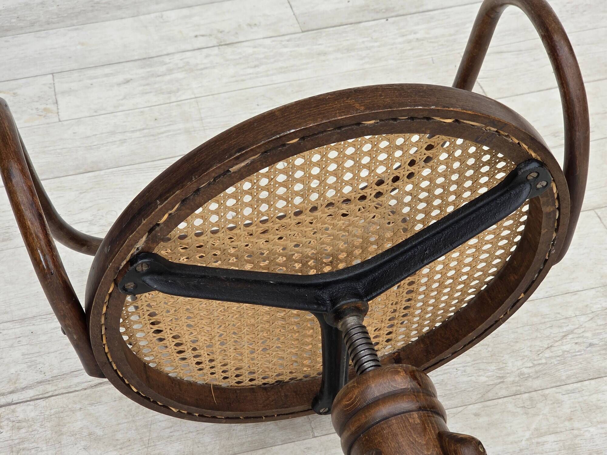 1950s, swivel armchair, bent wood, furniture mesh.