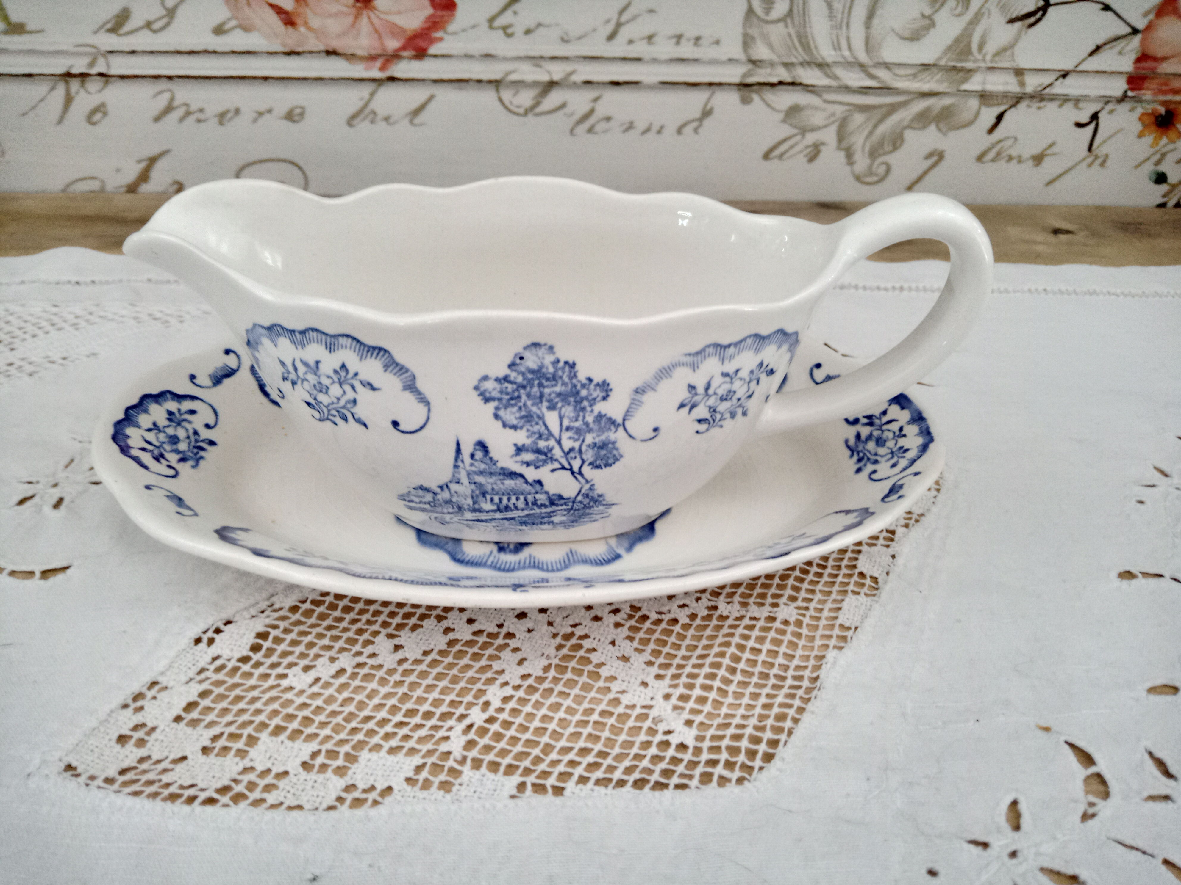 Saucière with its resting place Digoin Sarreguemines model Bernadette