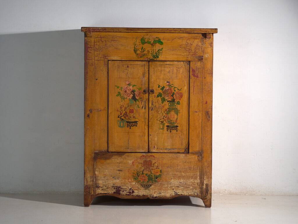 Armoire ancienne peinte en bois de pin – Chine, vers 1920