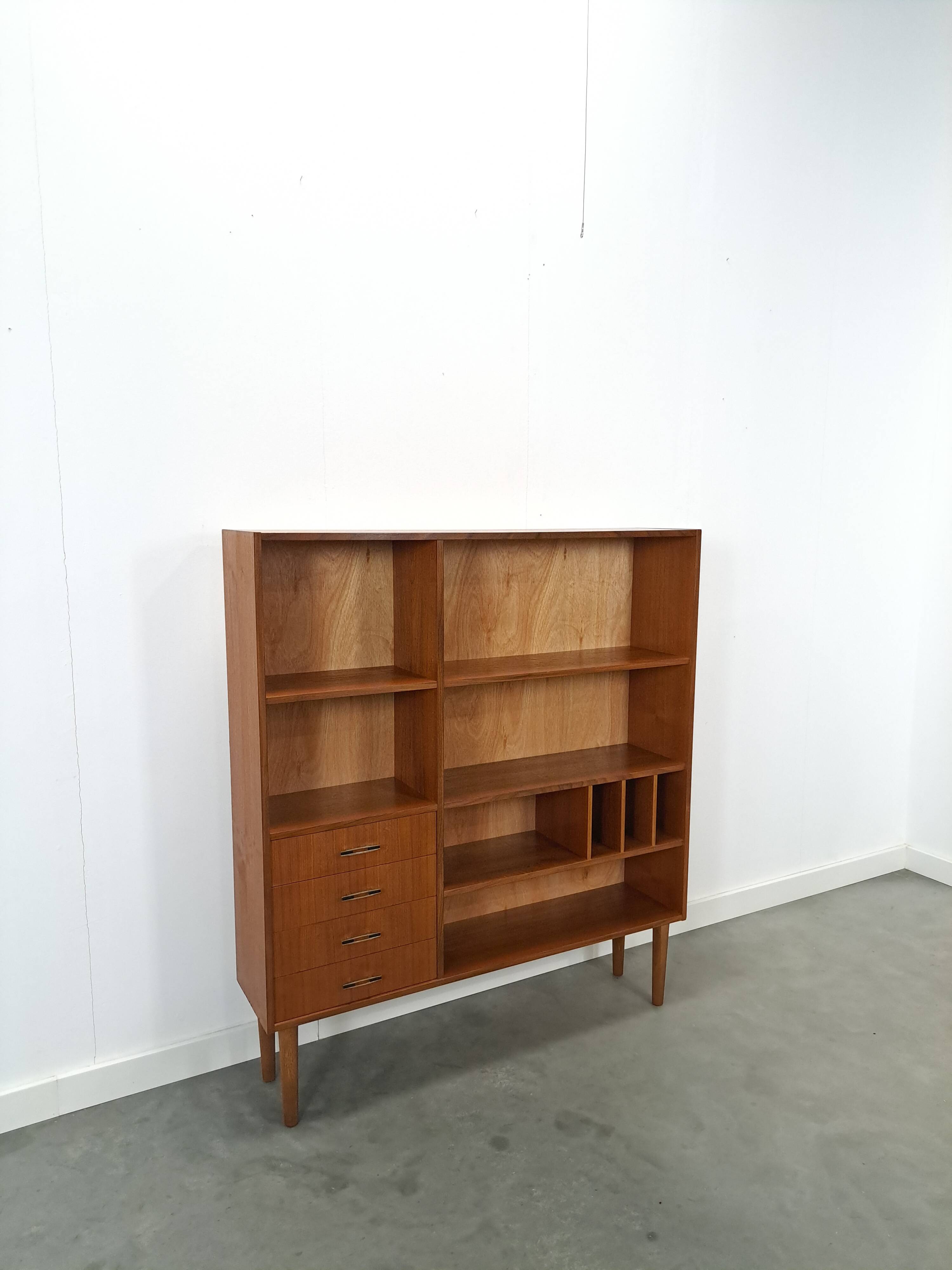 Deens teak vakkenkast met lades en hoge poten, vintage wandkast