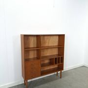 Deens teak vakkenkast met lades en hoge poten, vintage wandkast