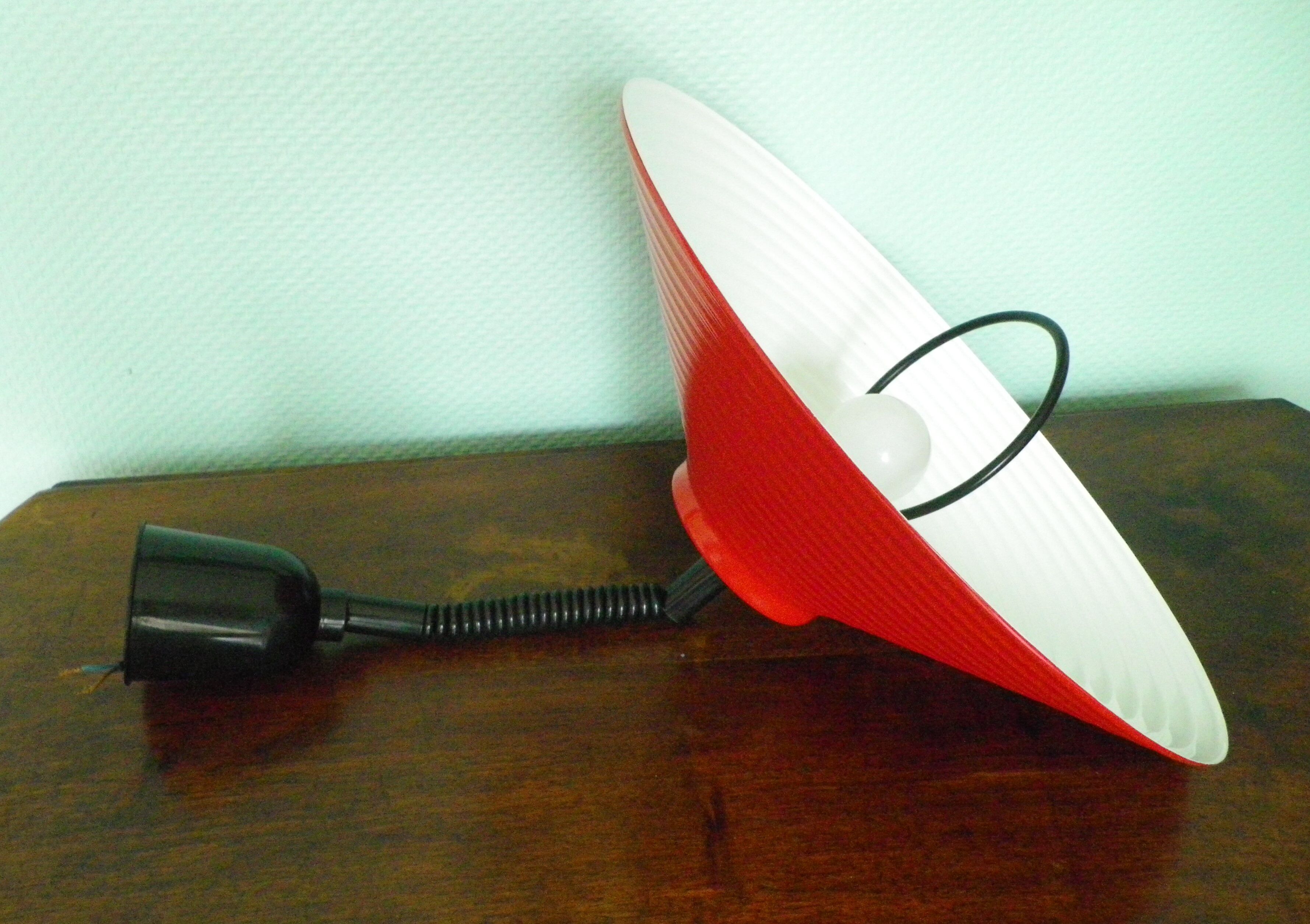 Red metal suspension with "up, down" system