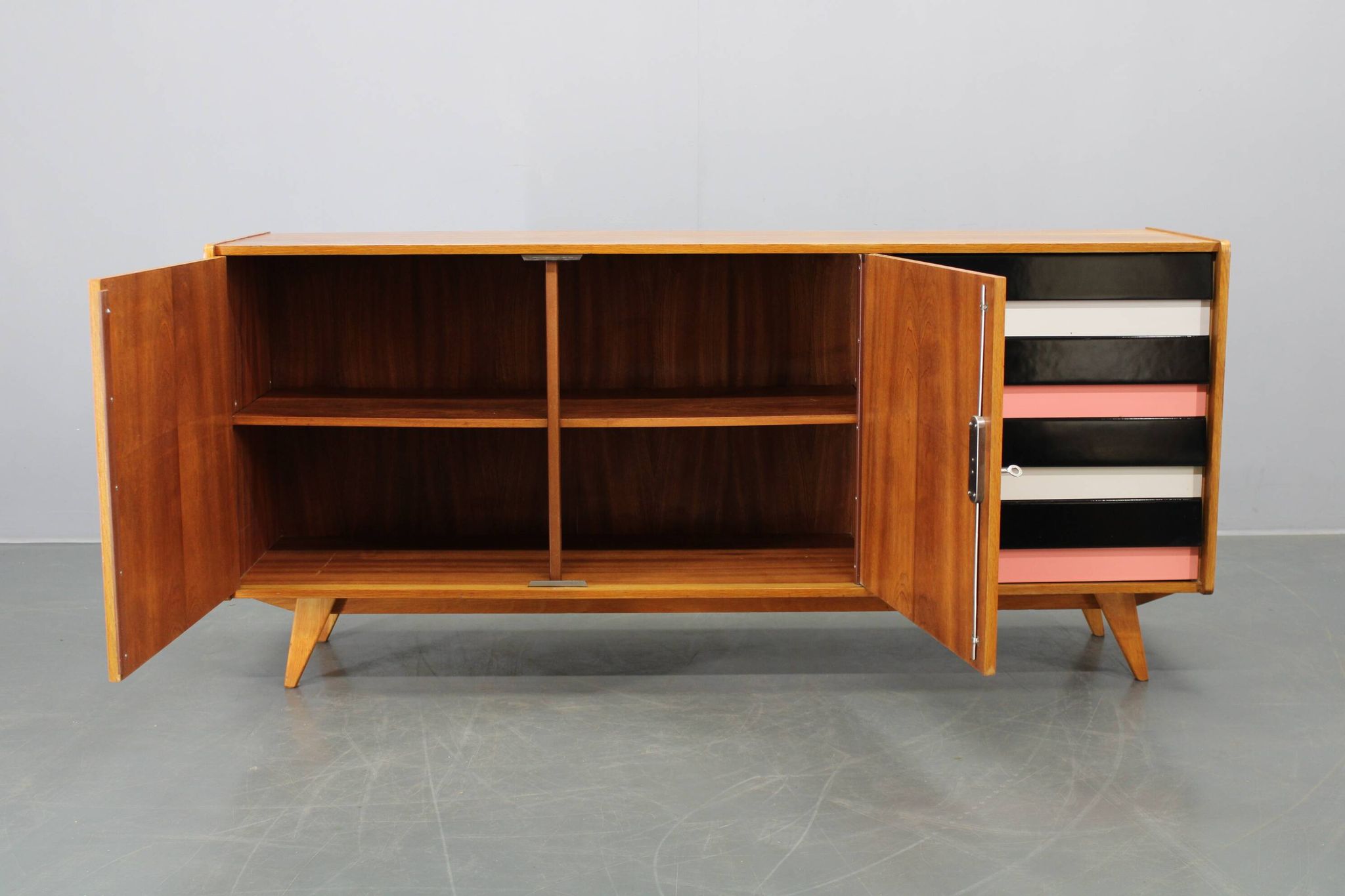 Buffet des années 60 par Jiří Jiroutek, Tchécoslovaquie.