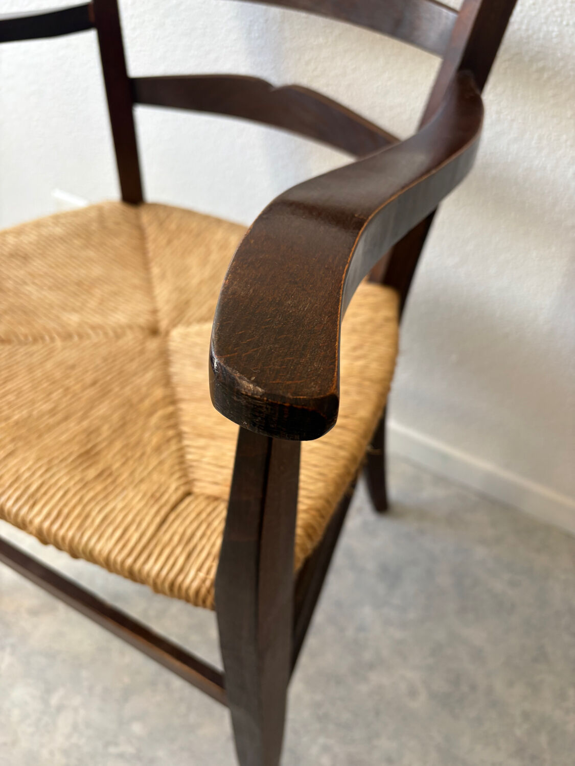 Vintage solid wood chair with a straw seat – Chic country style