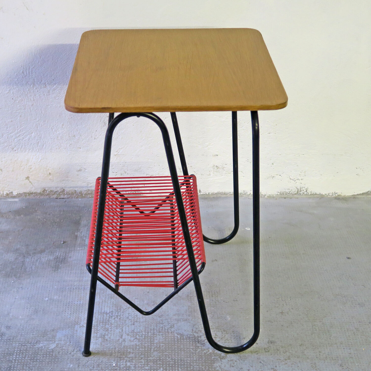 Side table is reviewed in scoubidou