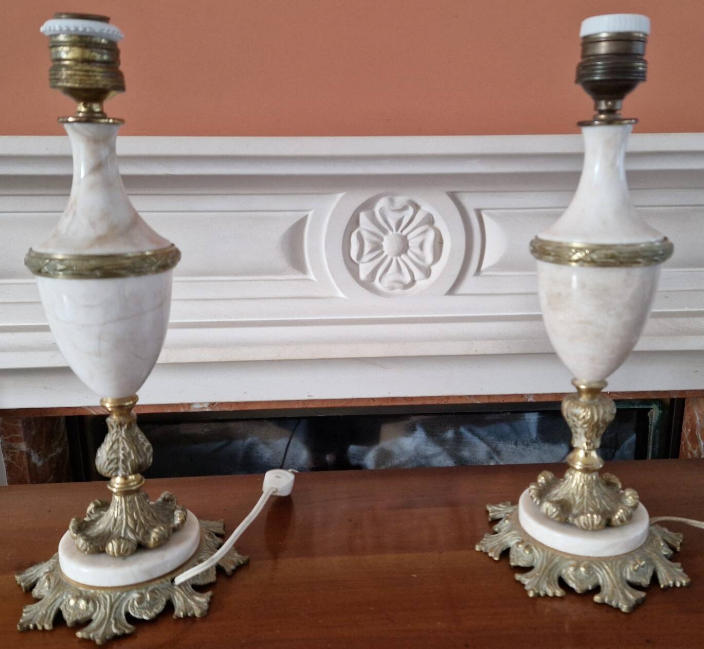 Pair of antique table lamps in white marble and gold metal.