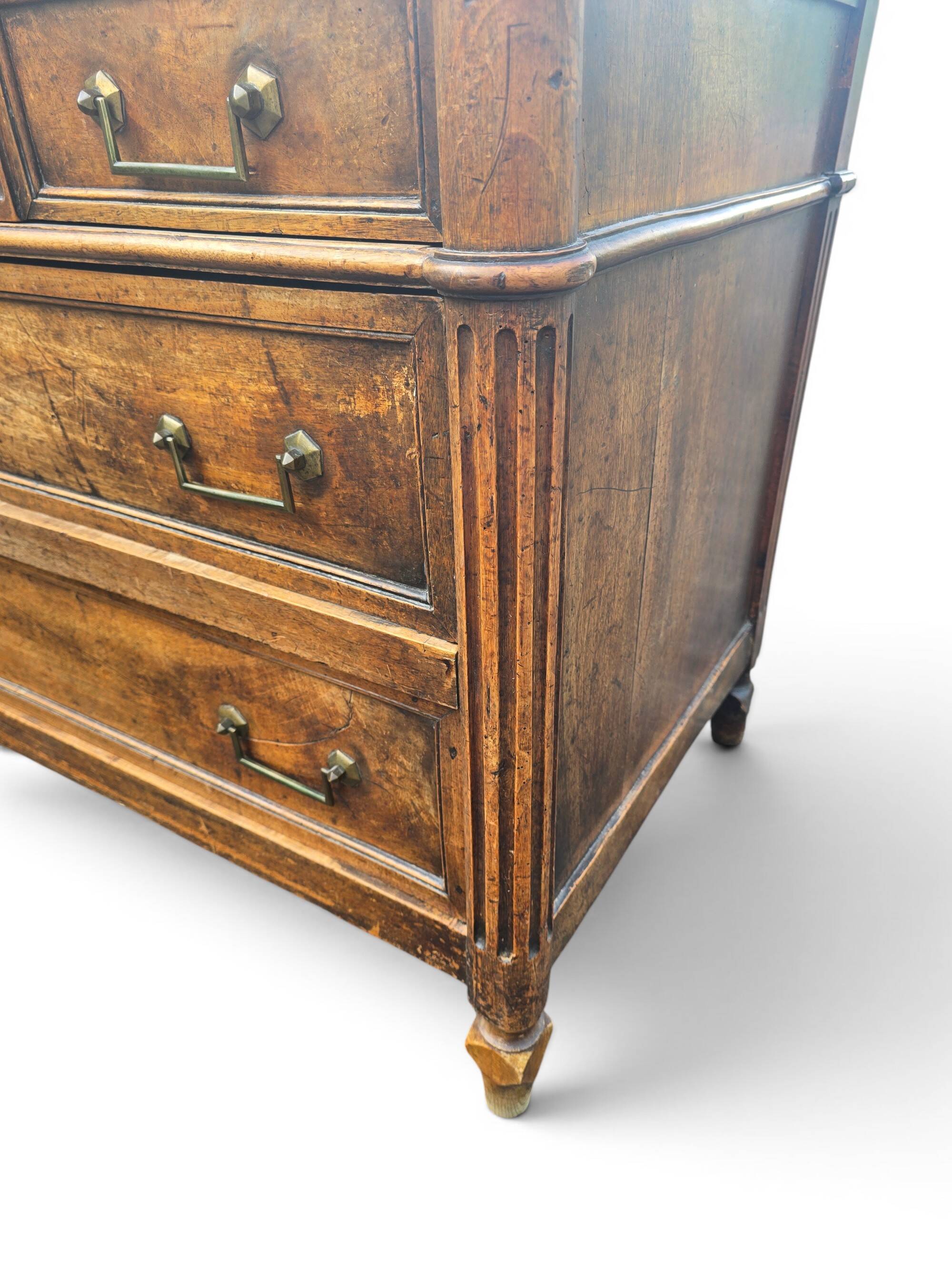 Commode ancienne de style Louis XVI avec plateau en marbre gris