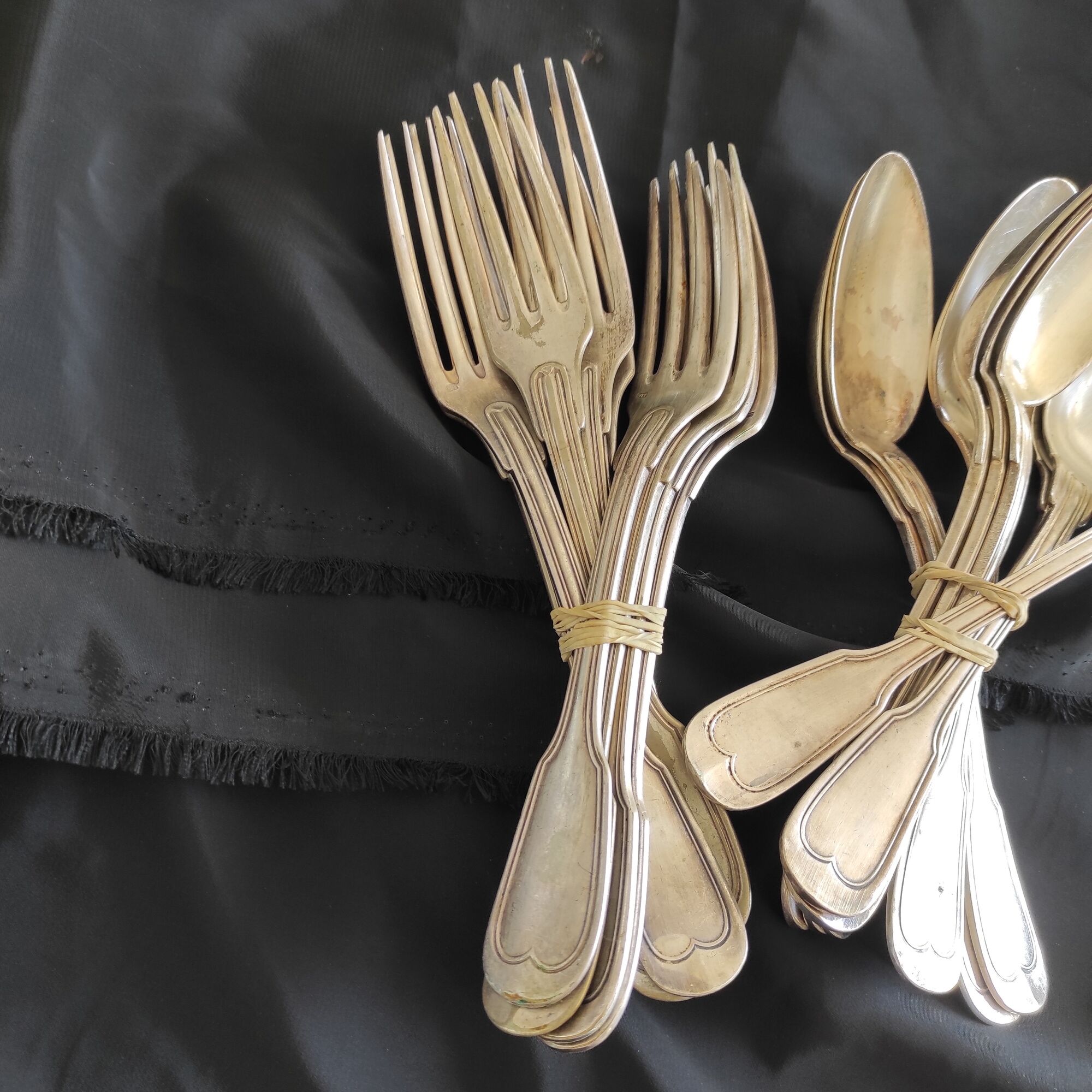 9 antique forks and 9 spoons grade 84 with classic décor
