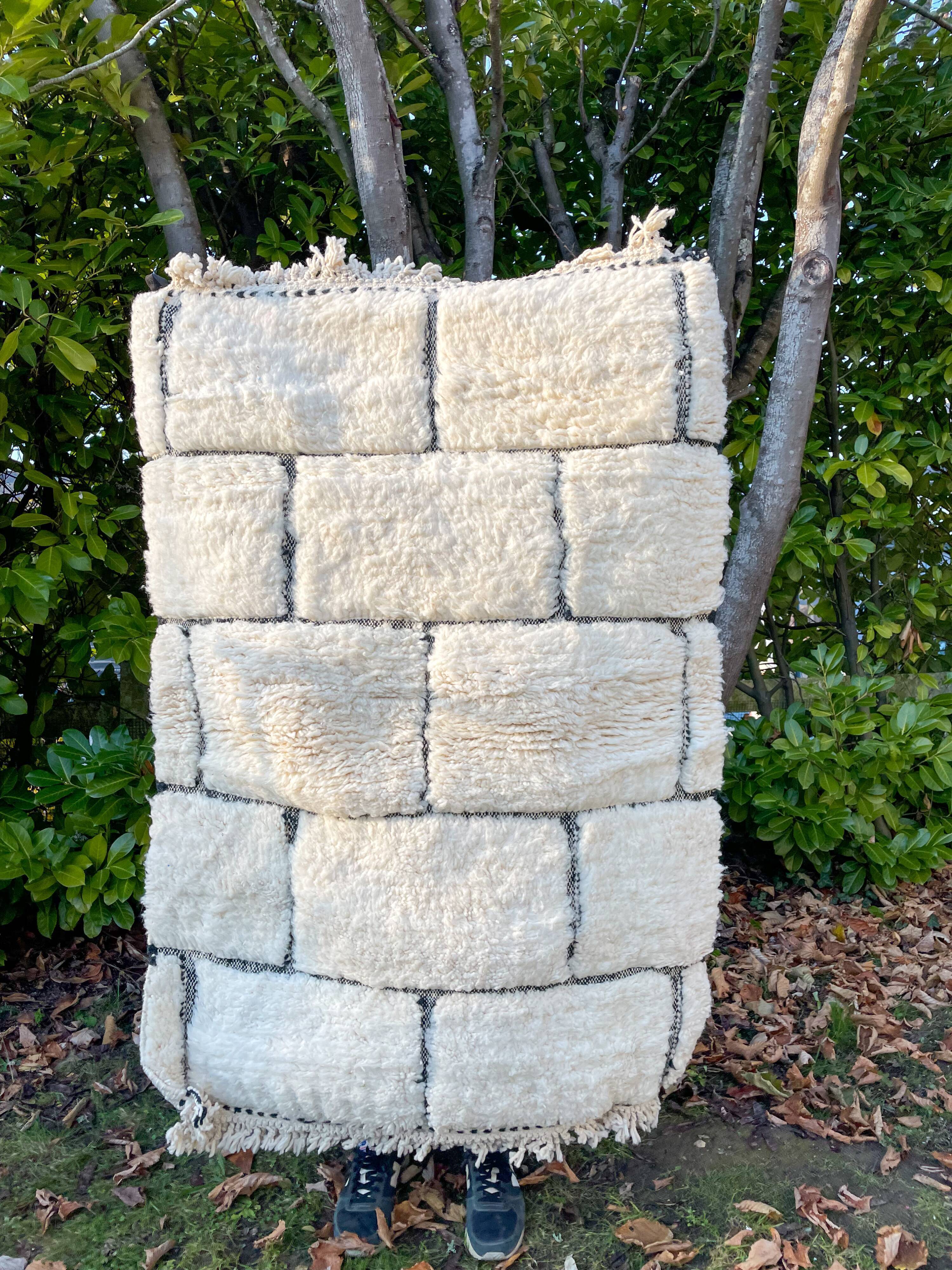 Tapis berbère à carré en reliefs blanc et noir béni ouarain