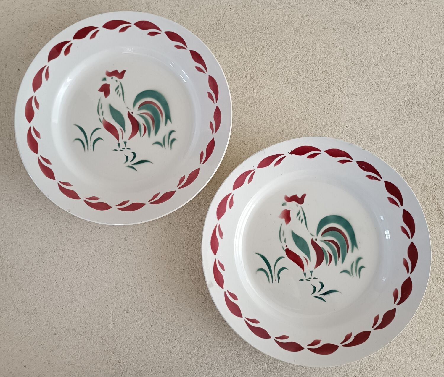 2 plates decorated with rooster, Céranord