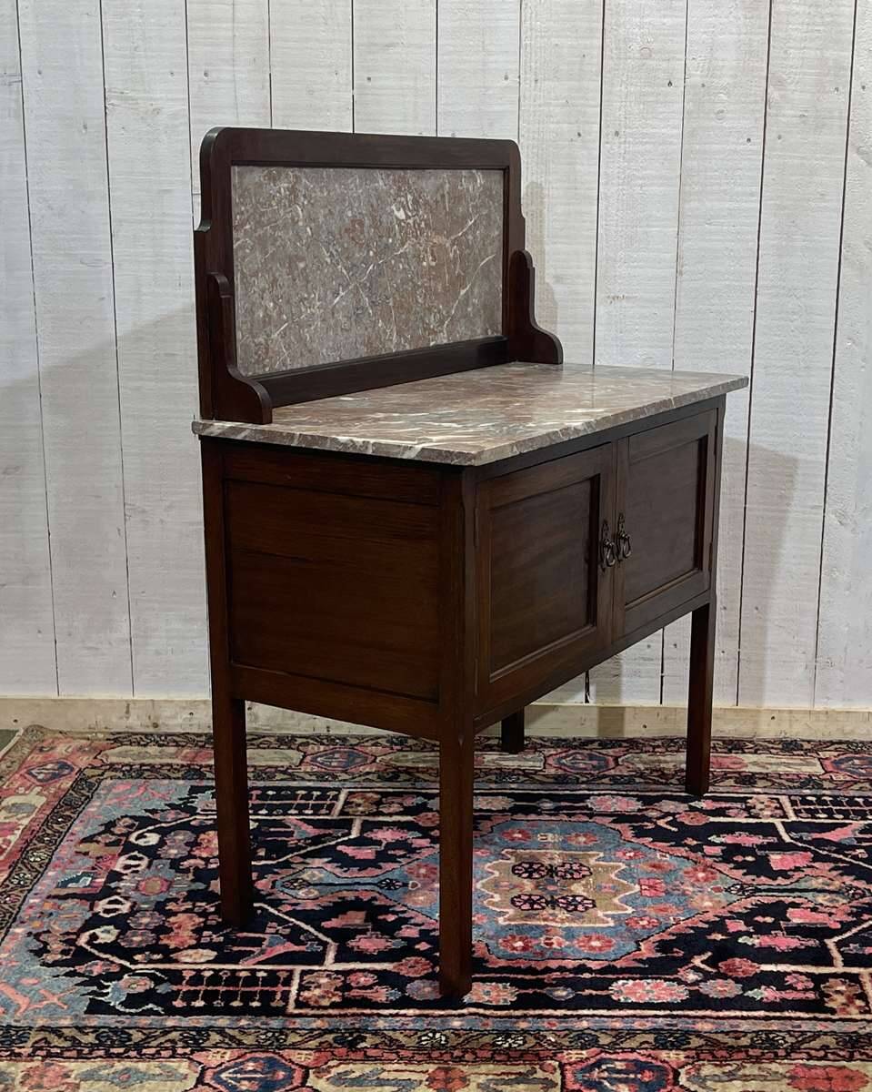 English toilet furniture in mahogany and marble from the early 20th century.