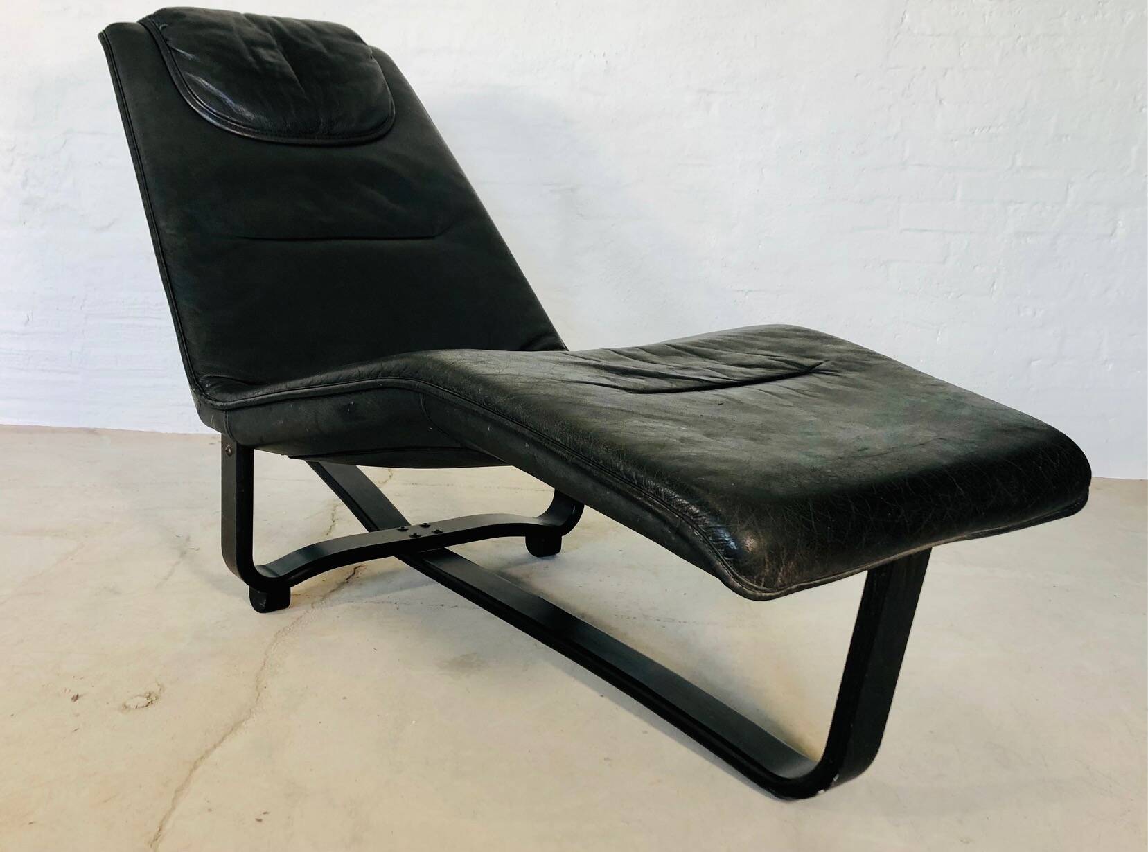 VINTAGE MID-CENTURY BLACK LEATHER CHAISE LOUNGE BY INGMAR RELLING
