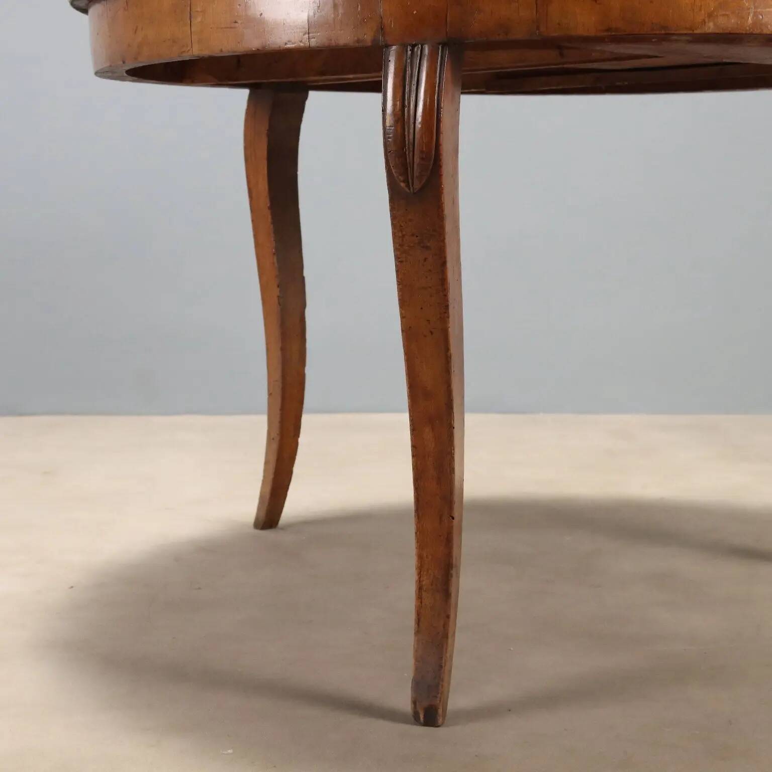 Table ronde élégante avec tiroir et pieds galbés