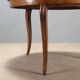 Table ronde élégante avec tiroir et pieds galbés