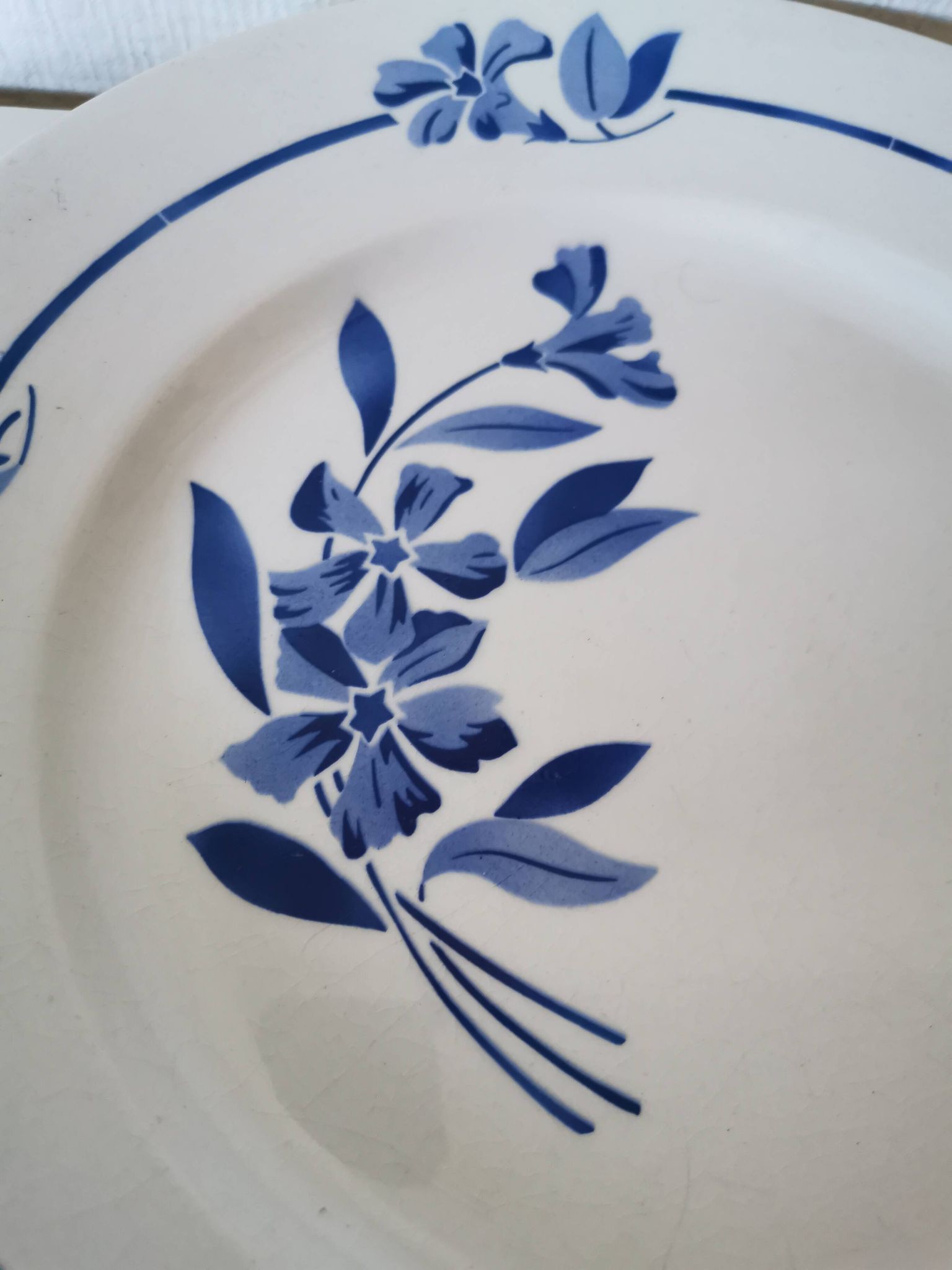 Creil et Montereau round serving dish, blue flower motif