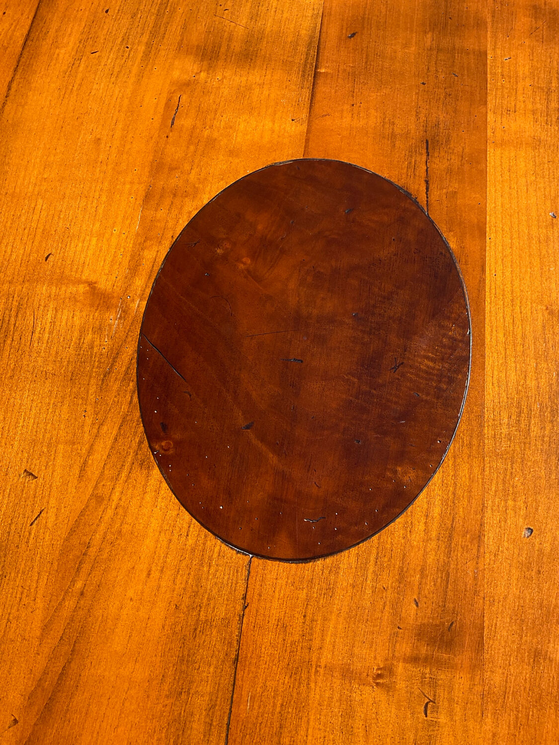 Tale basse vintage en bois massif et marqueterie de marbre